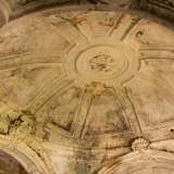 ...e da una particolare cupola ribassata che lascia immaginare quale fosse il suo splendore originale